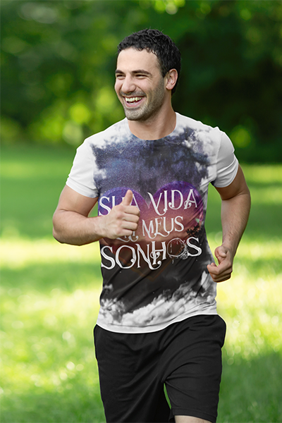 rapaz correndo no parque usando camiseta Sua Vida em Meus Sonhos e bermuda preta